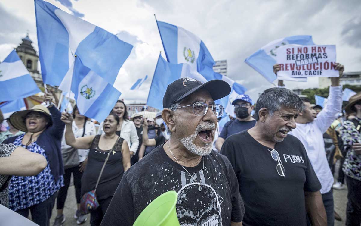 Guatemaltecos protestan contra 'golpe de Estado' denunciado por presidente electo Arévalo