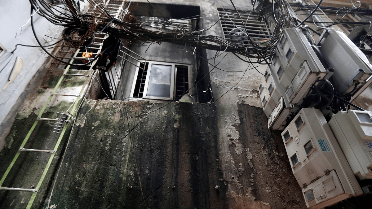 Incendio en edificio residencial deja al menos 56 muertos, entre ellos cuatro niños, en Vietnam