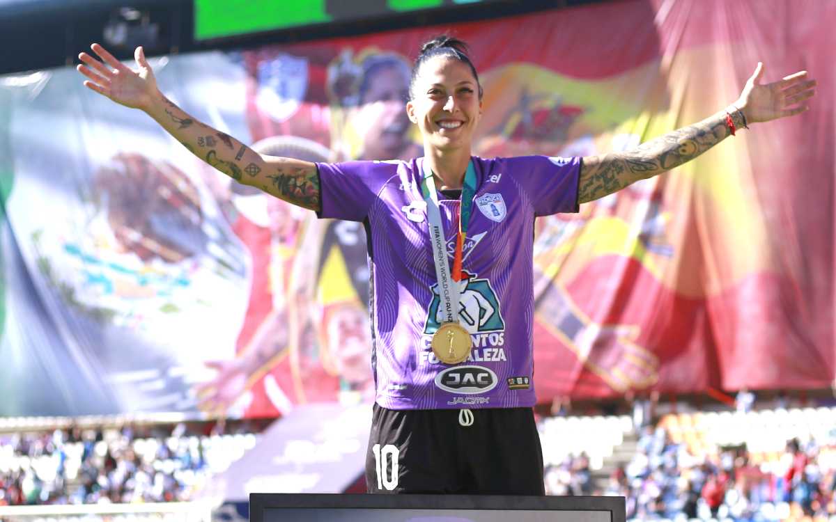 Jennifer Hermoso recibe homenaje en su vuelta al futbol mexicano