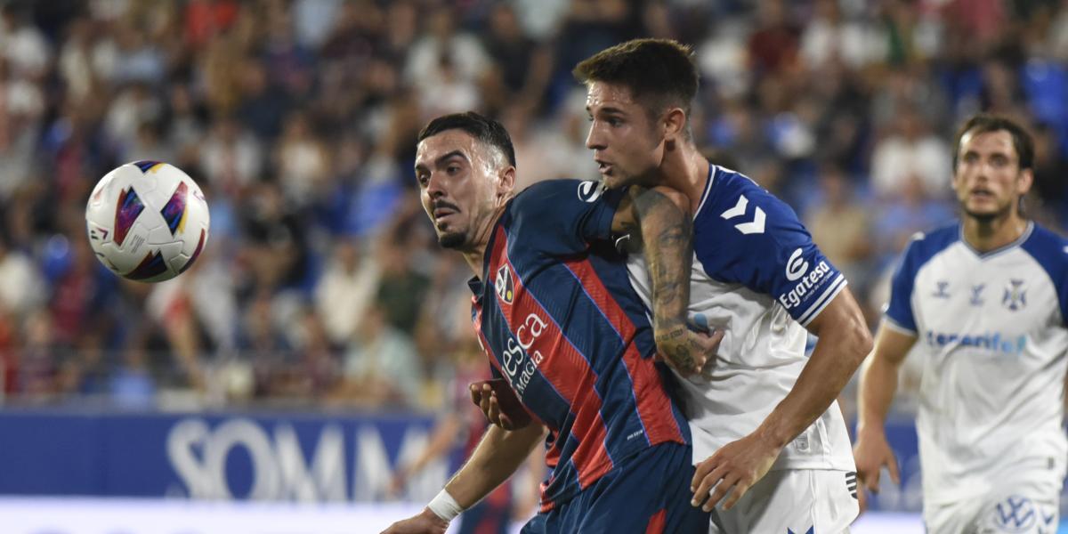 Los fallos defensivos condenan al Huesca y el Tenerife ya es colíder