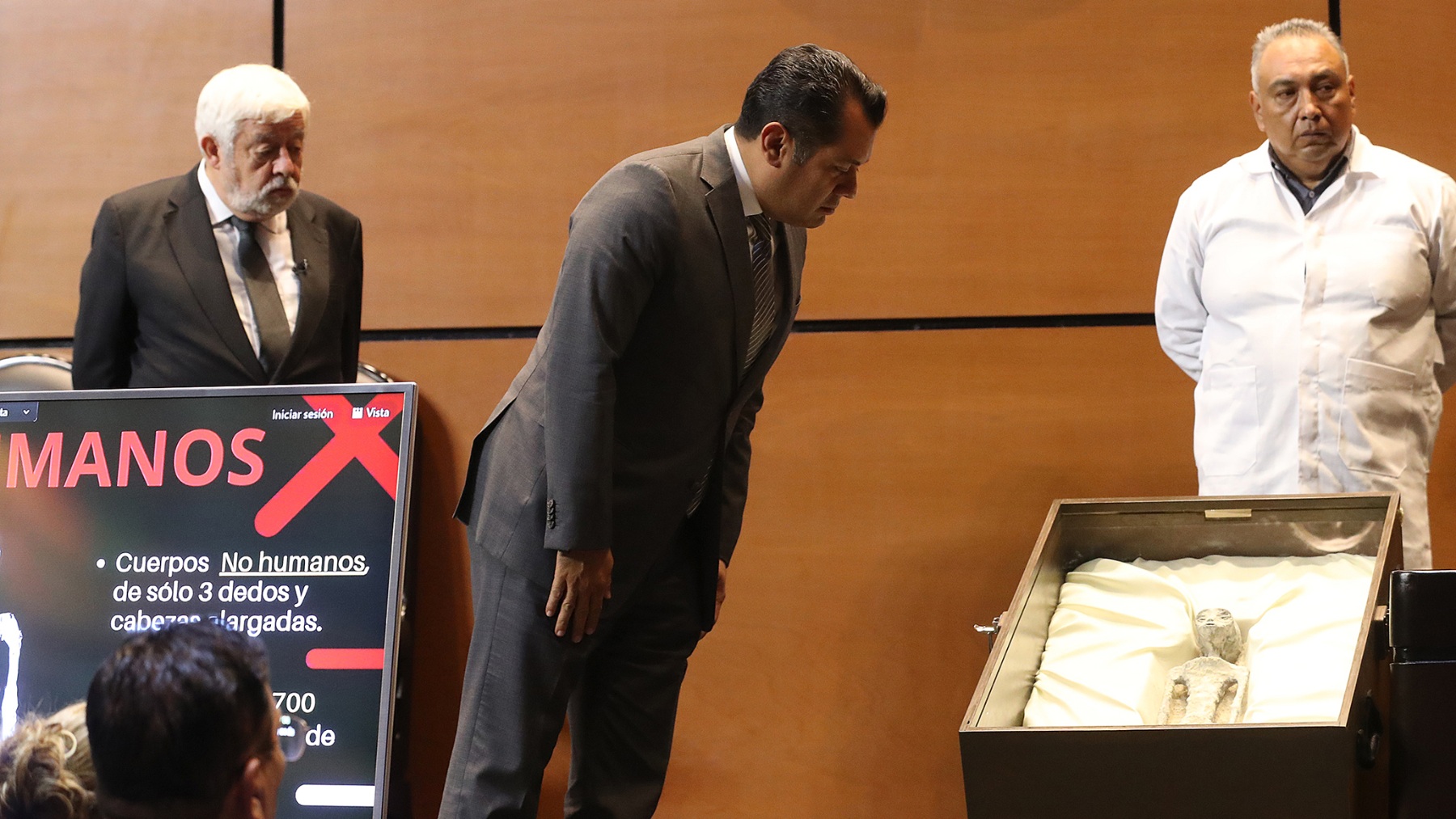 Maussan muestra en México dos cuerpos de supuestos alienígenas
