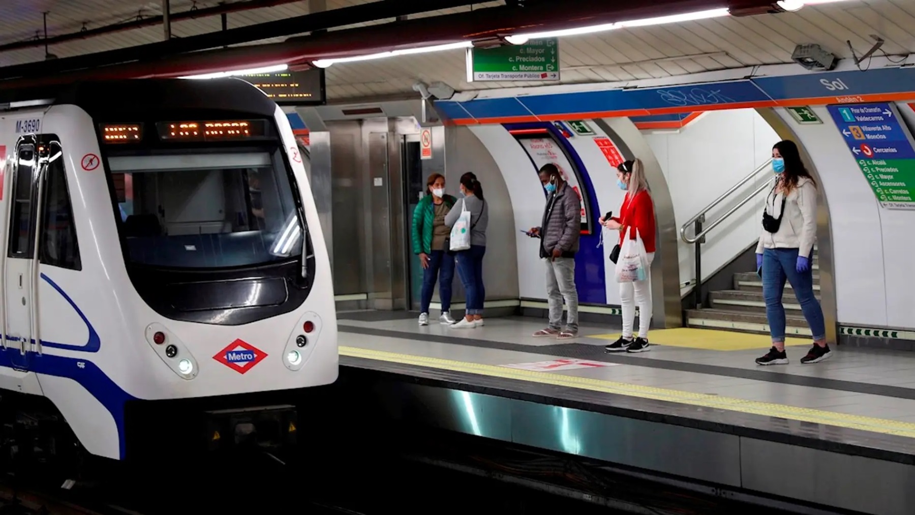 Miles de madrileños celebran la última noticia del Metro de Madrid