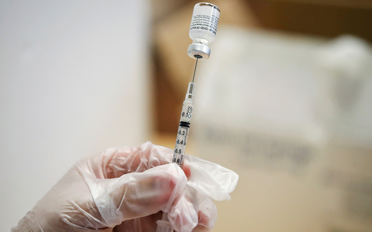 OMS recomienda a grupos de riesgo vacunarse contra Covid-19