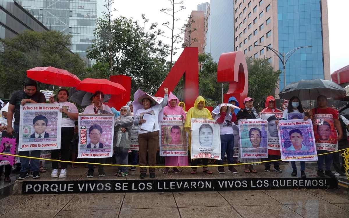 Padres de Ayotzinapa instalan plantón a 9 años de desaparición de 43