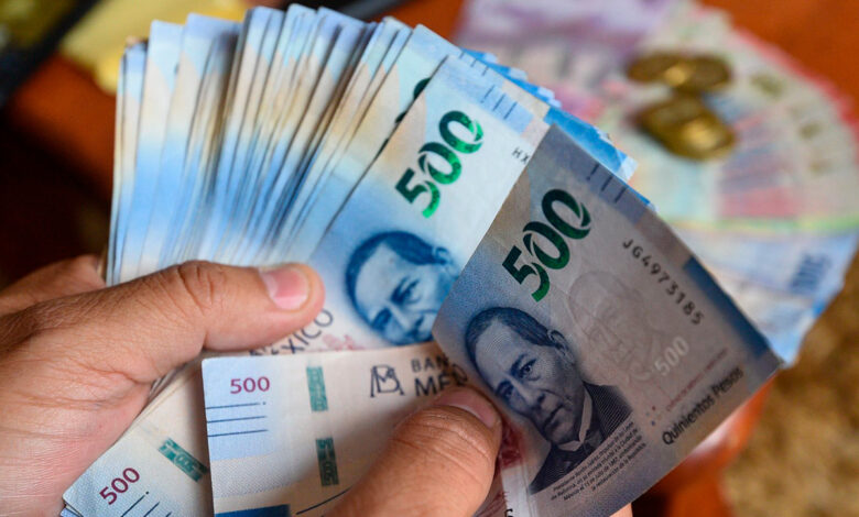 Peso mexicano toca nivel más débil en tres semanas