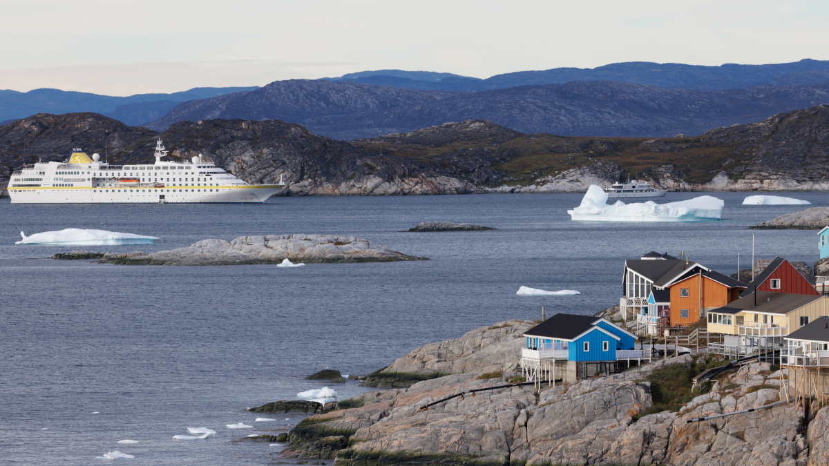 Pesquero intentará remolcar un crucero varado con 206 personas a bordo en Groenlandia