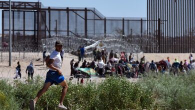 Policías “espantan” a migrantes en el Río Bravo para evitar que crucen ilegalmente a EEUU