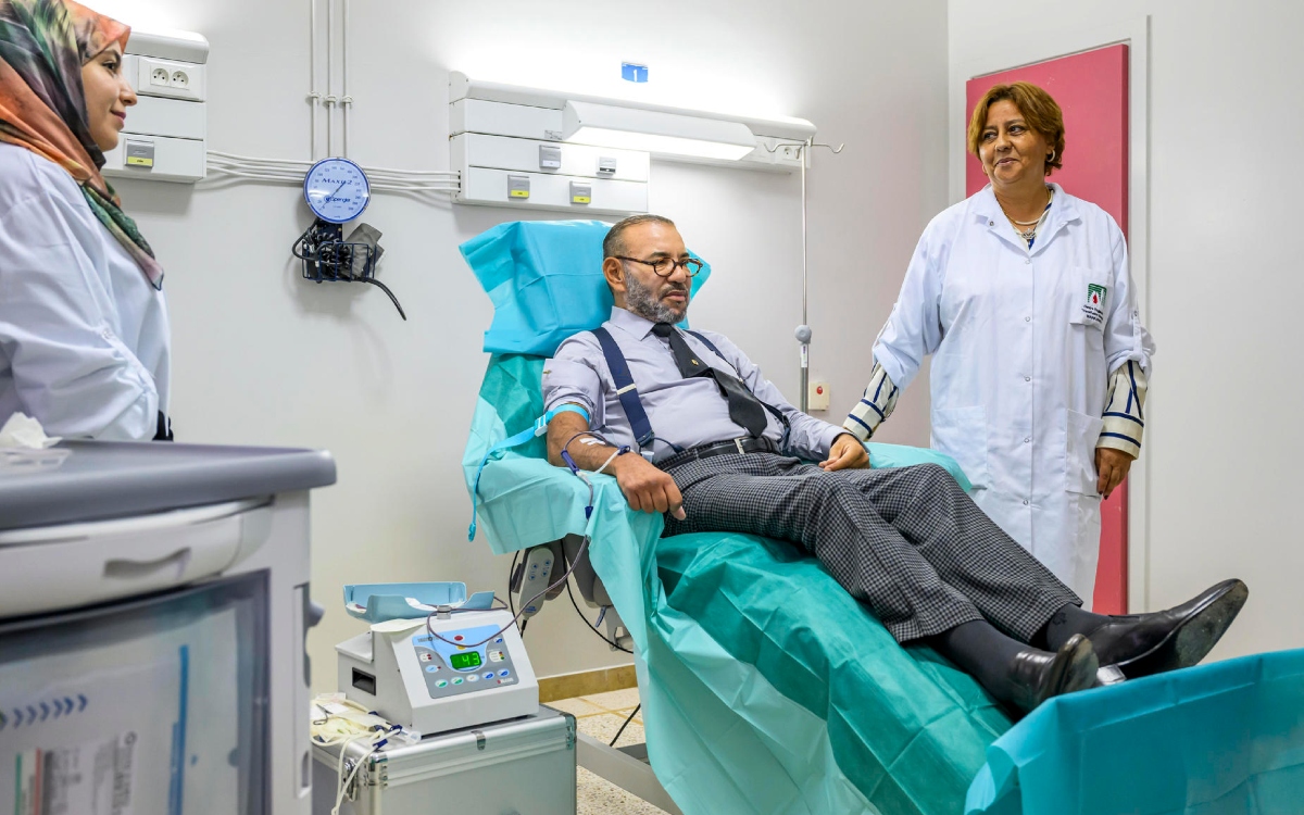 Rey de Marruecos visita a heridos y dona sangre para víctimas de terremoto