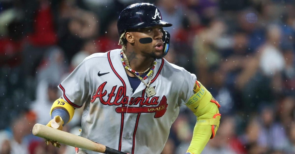 Ronald Acuña Jr. de los Bravos, derribado por dos fanáticos durante el juego contra los Rockies