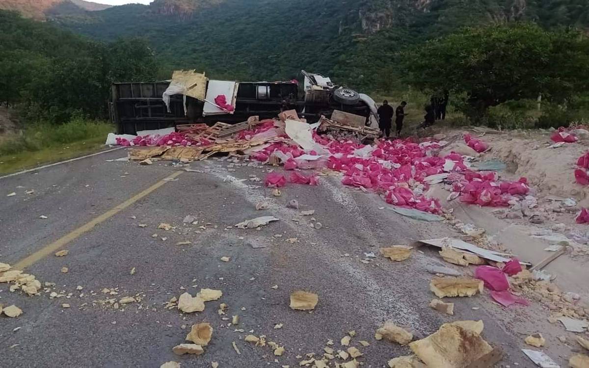 Se pierden despensas del DIF tras accidente en carretera de Nayarit