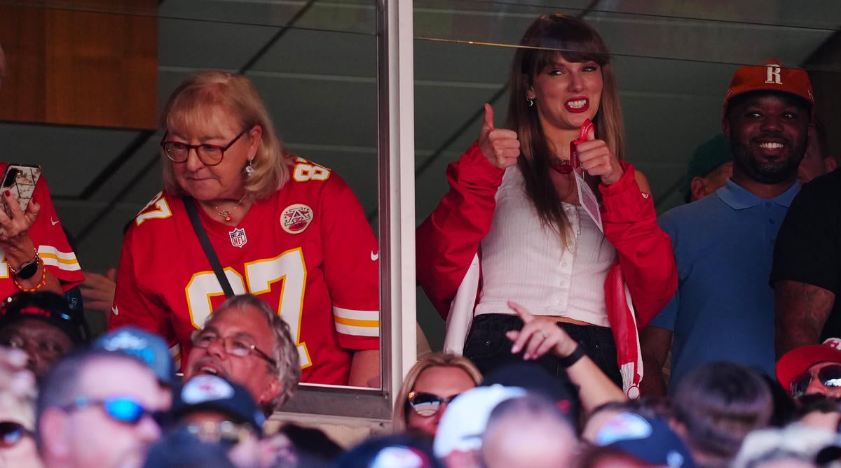 Taylor Swift se vuelve explícita mientras está en el juego de los Kansas City Chiefs con la mamá de Travis Kelce