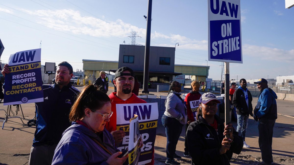 Trabajadores de General Motors y Stellantis amplían huelga en Estados Unidos