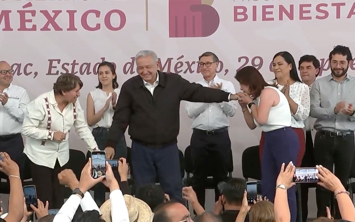 Video | Alcaldesa de Tecámac besa la mano de AMLO