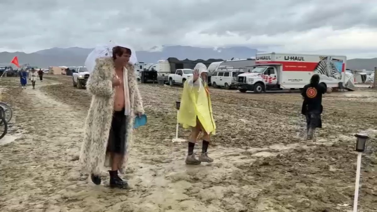 asistentes al Burning Man intentan regresar a casa