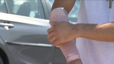 joven hispano salva a niño encerrado en un auto