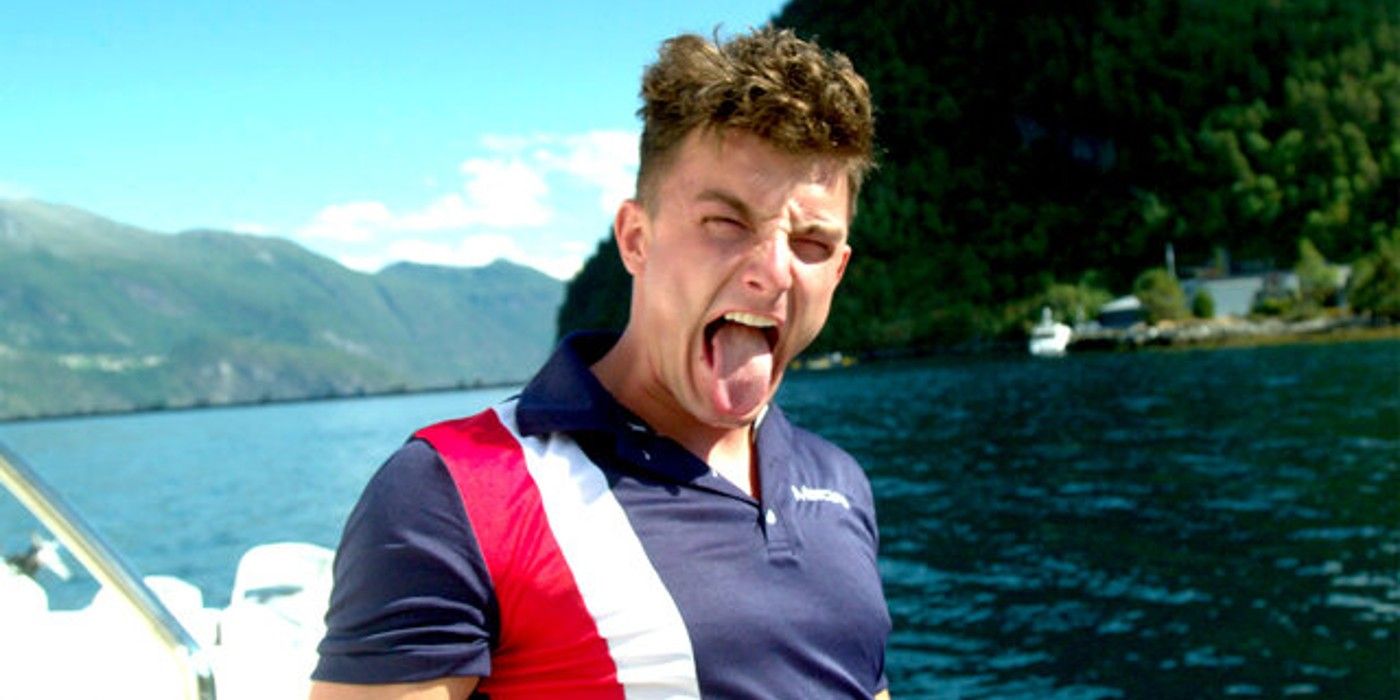 Kyle Dickard de Below Deck Adventure en un barco sacando la lengua