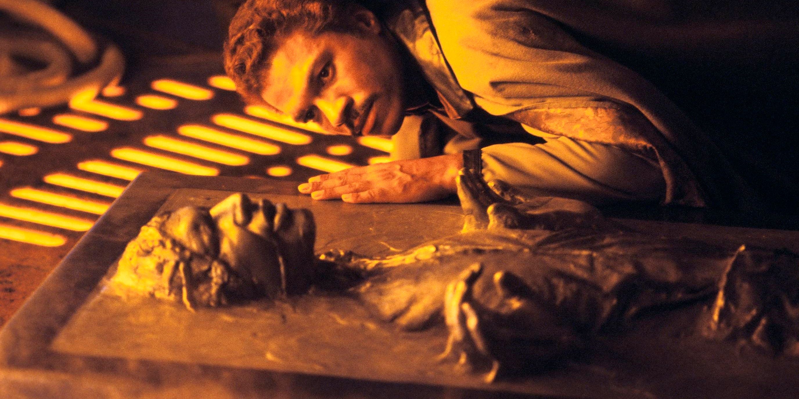 Lando Calrissian comprobando que Han Solo está vivo después de ser congelado en carbonita en Star Wars The Empire Strikes Back