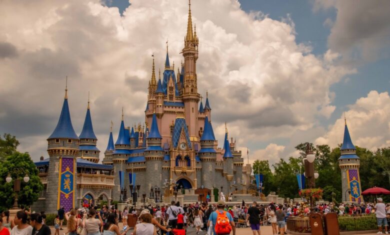 Disney aumenta precios de pases en parques de Florida y California