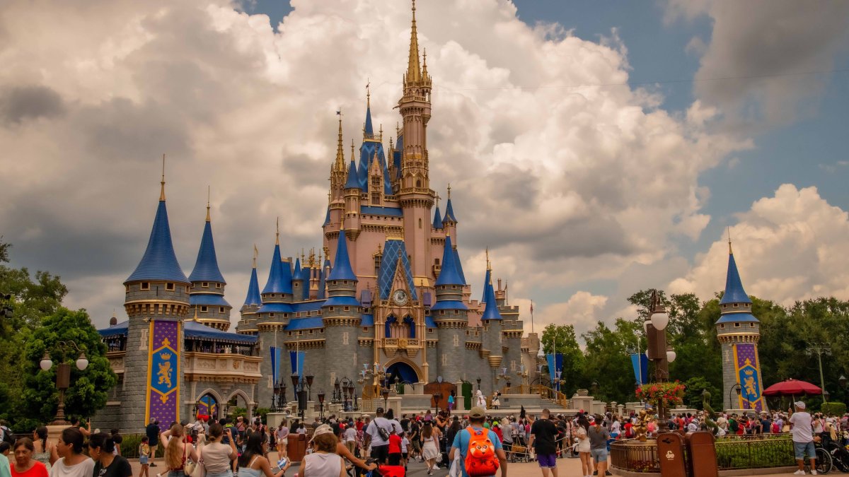 Disney aumenta precios de pases en parques de Florida y California