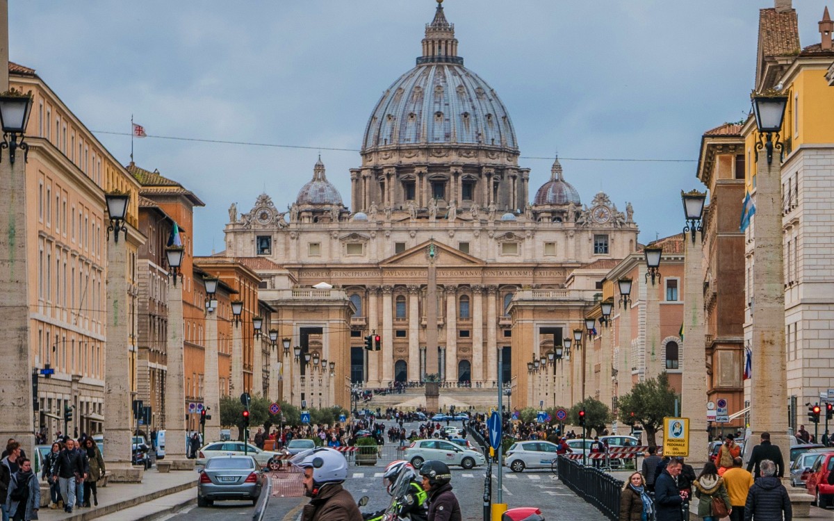 El Vaticano admite padrinos y madrinas de bautismo transexuales ‘con condiciones’