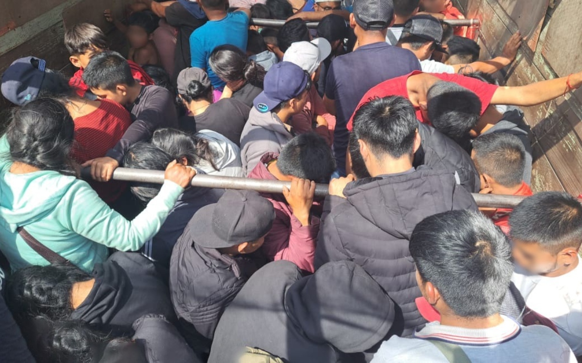 Encuentran a 130 migrantes guatemaltecos en un camión en Veracruz