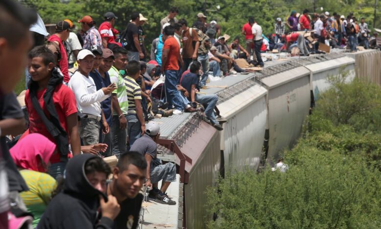Más de 27,000 migrantes se han dirigido a la frontera en techo de tren en el último mes, según el INM