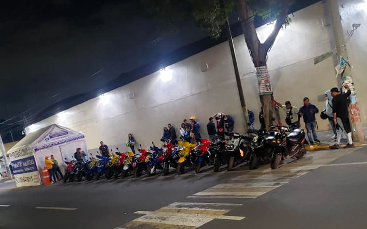 Motociclistas llevan comida a hospitales de Monterrey durante rodada nocturna
