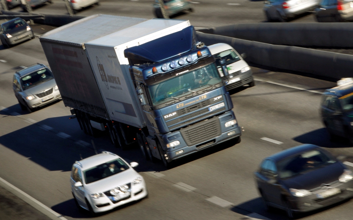Países de UE acuerdan reducir CO2 de camiones y autobuses hasta 90% en 2040