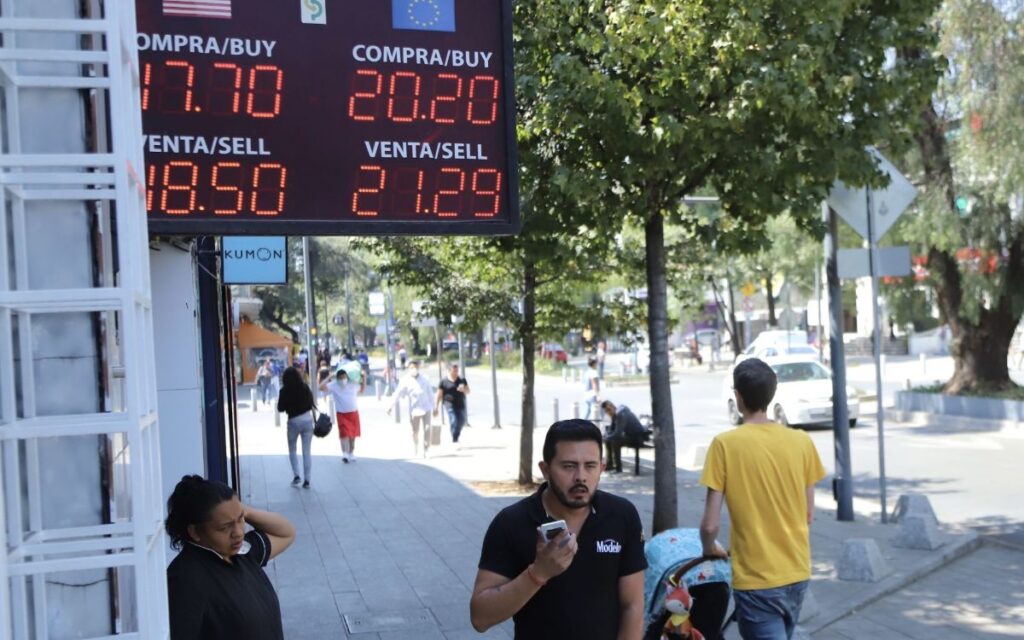 Peso mexicano vuelve a caer; rompe barrera de 18 por dólar