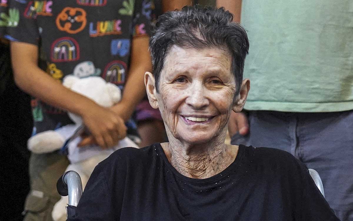 Rehén de 84 años liberada por Hamás: ‘Me metieron en Gaza en moto y me lastimaron’