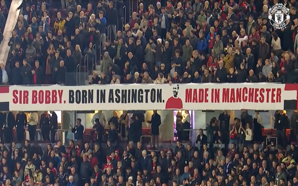 Rinden homenaje a Sir Bobby Charlton (1937-2023) en Old Trafford | Video