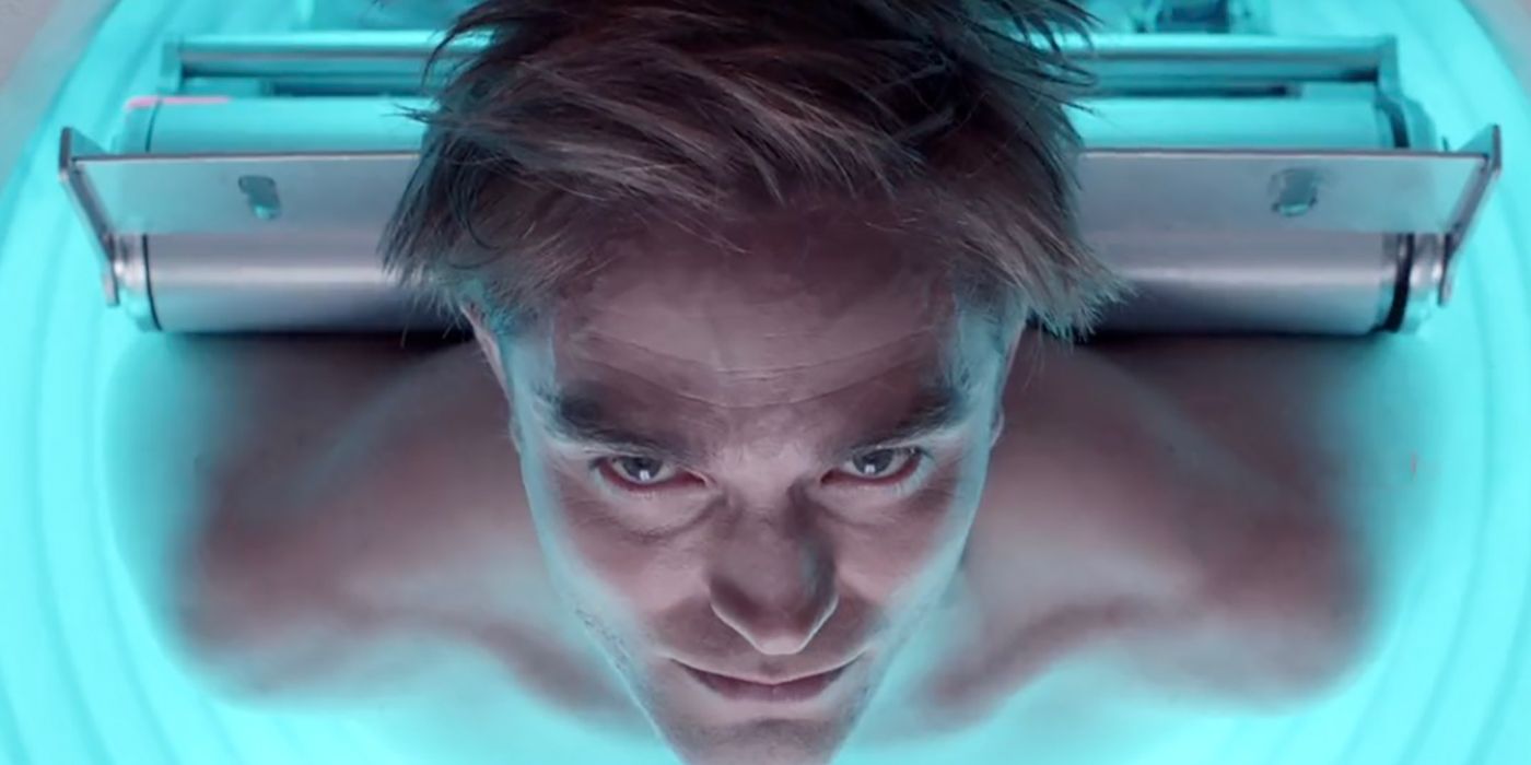 Robert Pattinson mata a versiones alternativas de sí mismo en imágenes de CinemaCon de una nueva película de ciencia ficción