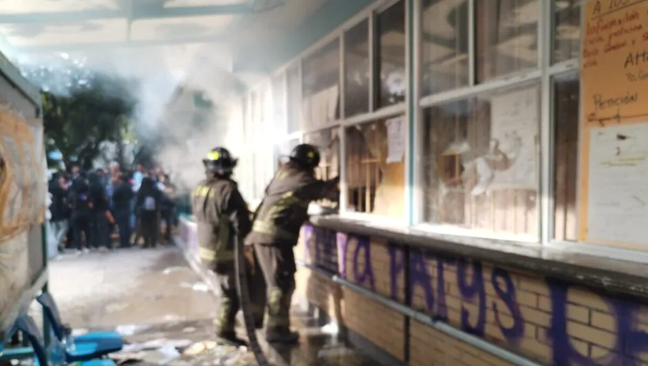 UNAM expulsa a 9 alumnos por incendio en CCH Azcapotzalco que lesionó a 2 maestras