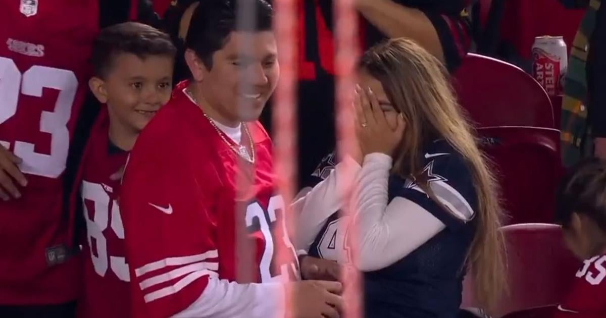 Un fan de los San Francisco 49ers le propone matrimonio a un fan de los Dallas Cowboys durante el ‘Sunday Night Football’