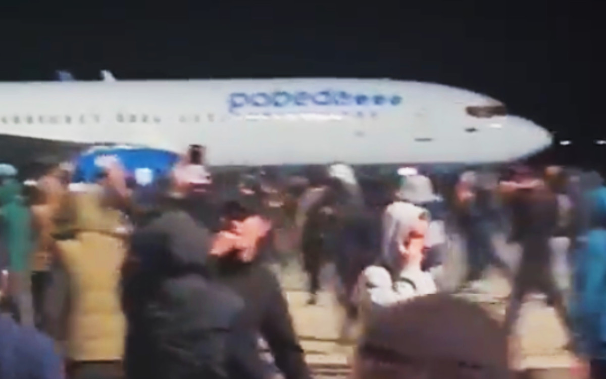 Una turba asalta el aeropuerto de Daguestán en busca de ‘judíos’