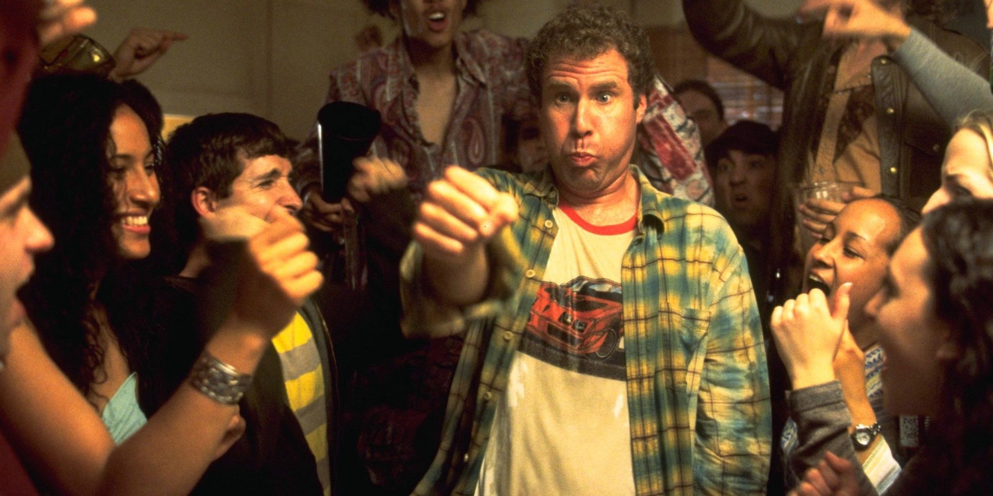 Will Ferrell canaliza el papel de una película de hace 20 años mientras dirige una verdadera fiesta de fraternidad en un video muy de marca