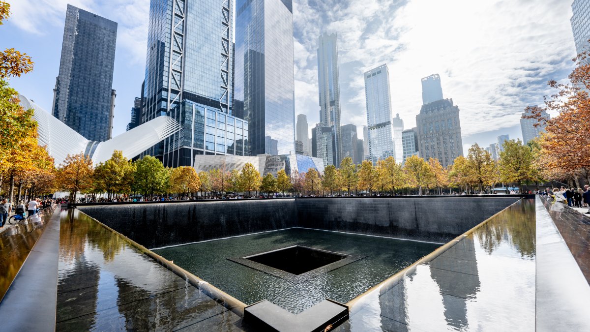 se meten al monumento en honor a las víctimas del 9/11
