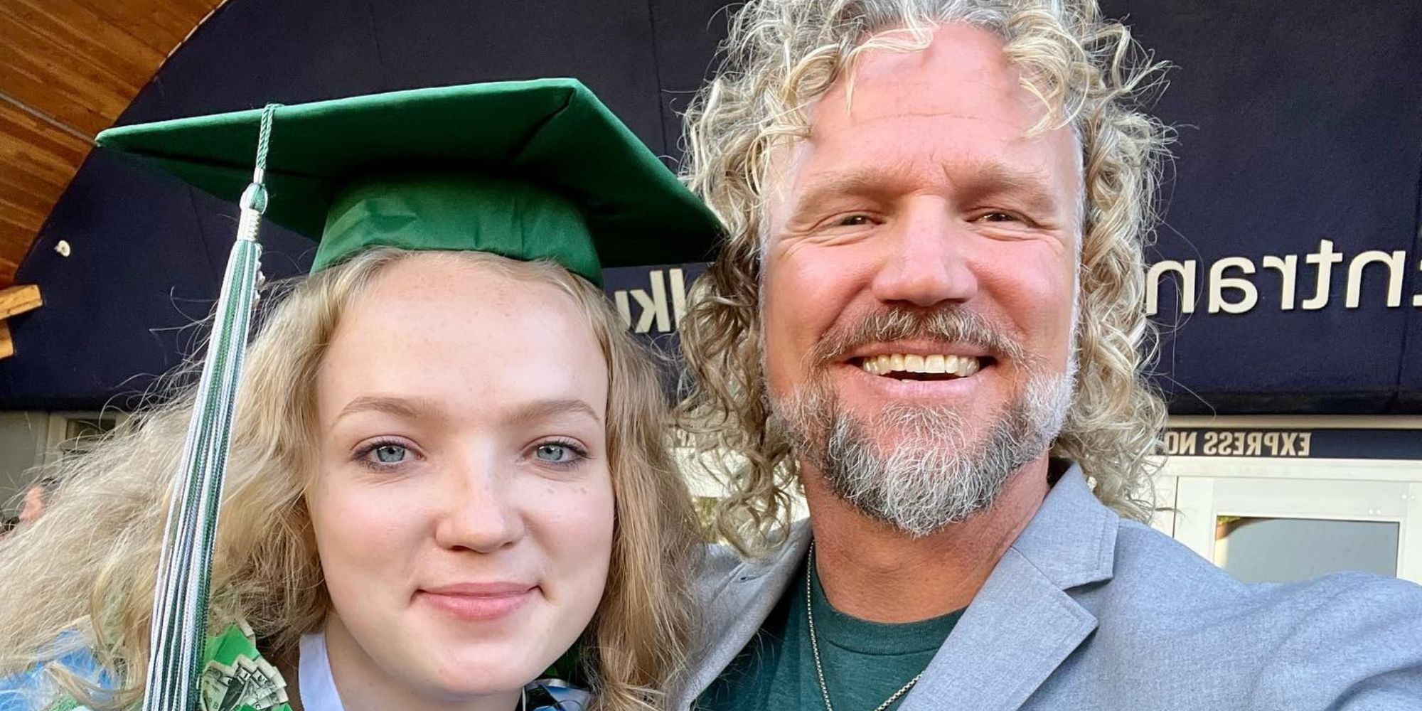 Savanah y Kody Brown de Sister Wives posando para una selfie