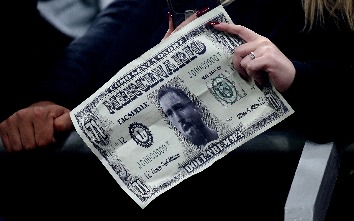 Aficionados del AC Milan tiran falsos billetes con imagen de su ex arquero Gianluigi Donnarumma | Video