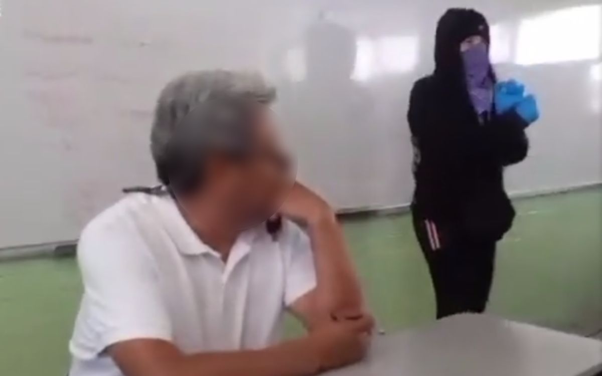 Alumnas de la Voca 8 del IPN golpean a profesor por presunto acoso