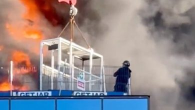 Así fue el rescate de un trabajador atrapado en feroz incendio | Video