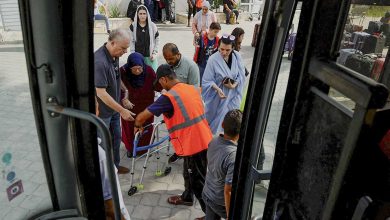 Autobuses con extranjeros salen de Gaza a Egipto; Barbara Lango en la lista