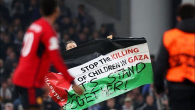 Champions League: Interrumpe juego manifestante pro palestino en el Parken Stadion