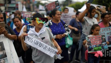 Cientos protestan por detenciones en El Salvador previo a ceremonia de Miss Universo