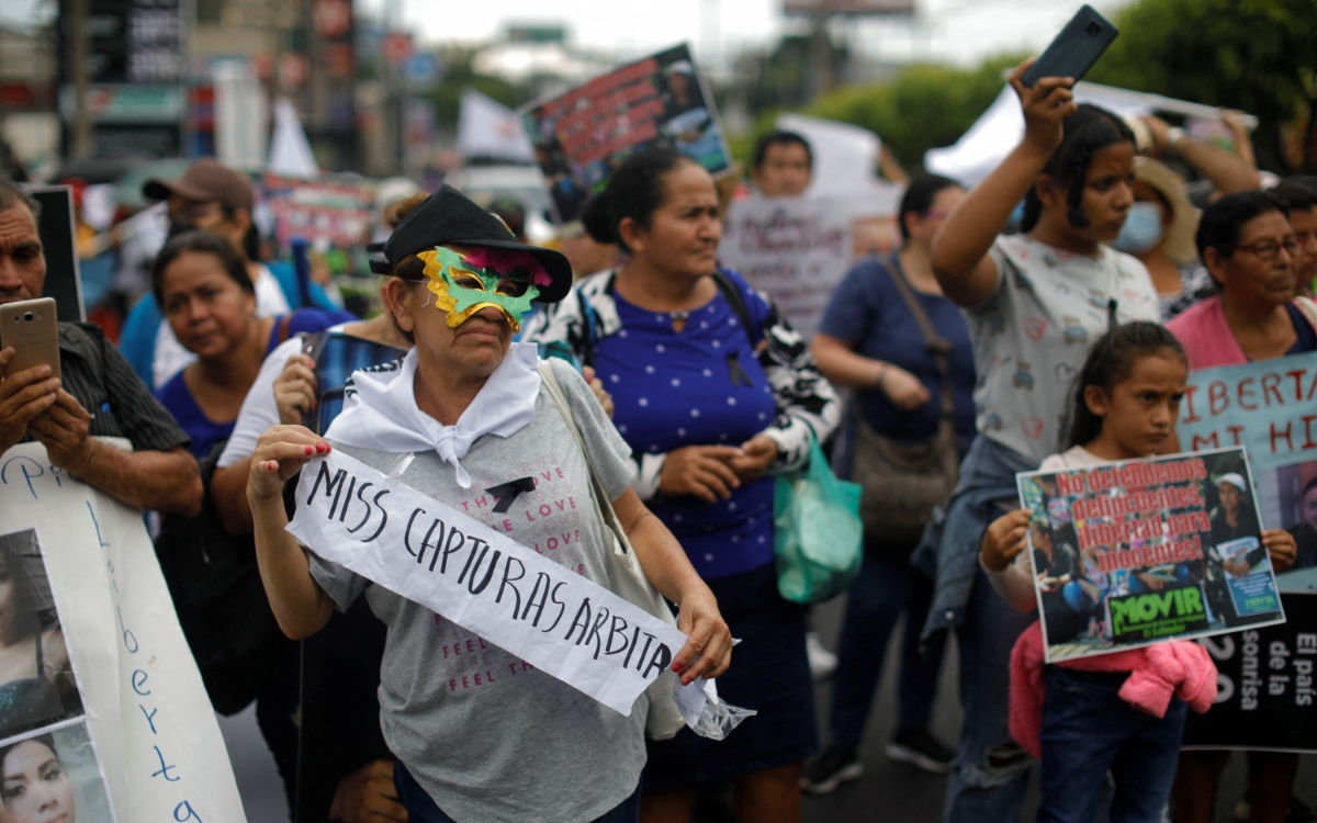 Cientos protestan por detenciones en El Salvador previo a ceremonia de Miss Universo