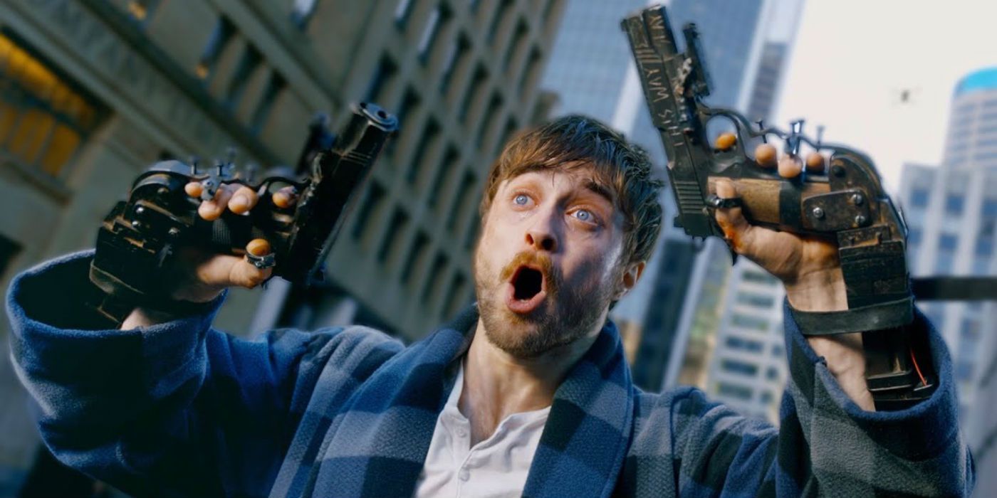 Daniel Radcliffe tiene armas atornilladas a sus manos en el tráiler de la película Guns Akimbo
