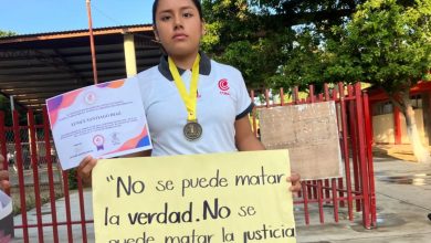 Denuncian discriminación de directora del Cobao en Oaxaca contra ganadora de concurso de Oratoria