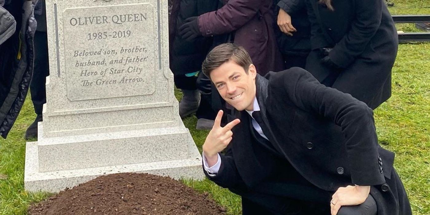 Grant Gustin recrea perfectamente el flash junto al meme de la tumba de Oliver Queen en una nueva foto