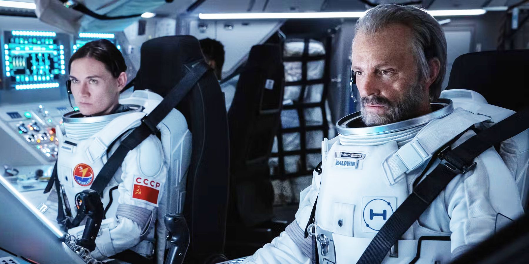 Los astronautas Svetlana y Ed pilotando un transbordador en la cuarta temporada de For All Mankind