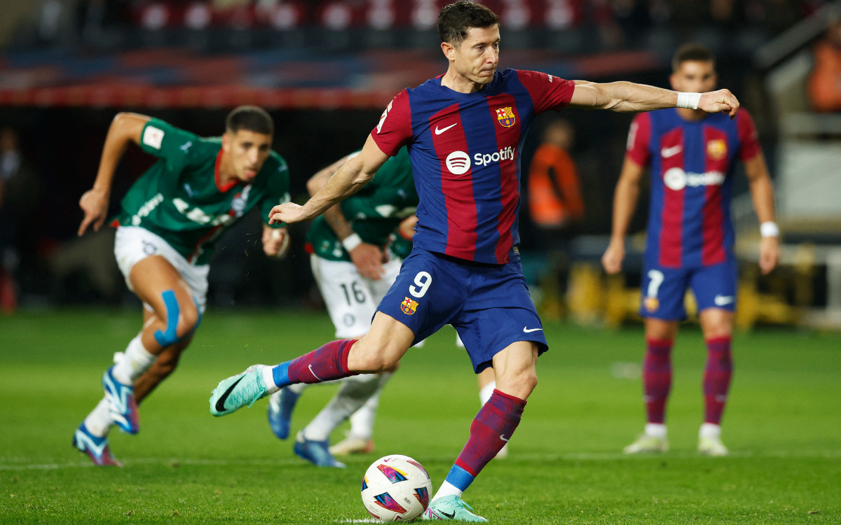 Lewandowski marca dos y el Barça le da la vuelta al Alavés